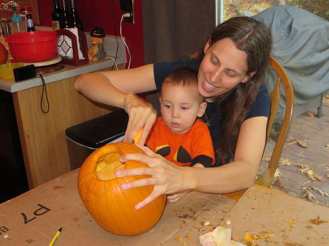 Pumpkin cleaning lesson with Mommy