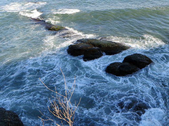 Waves breaking over the rocks along the Cliff Walk 2