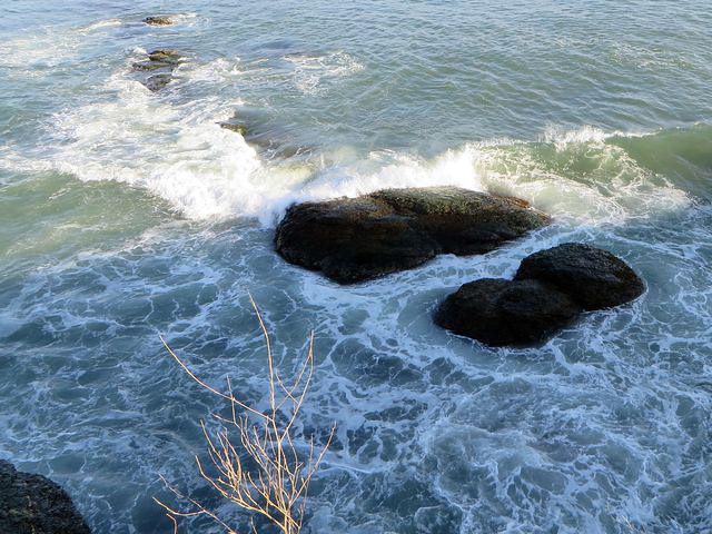 Waves breaking over the rocks along the Cliff Walk 3