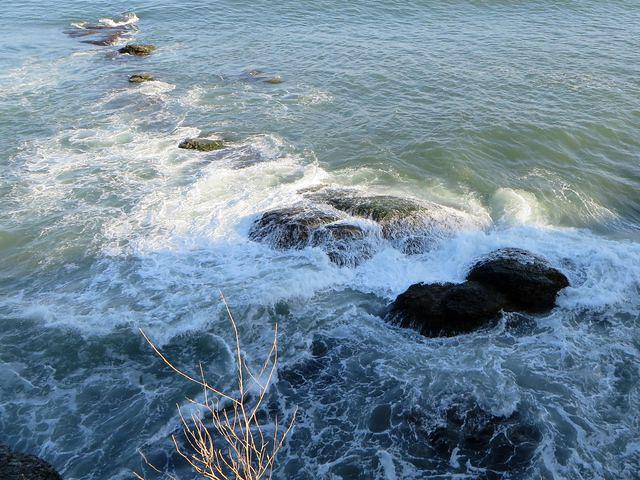 Waves breaking over the rocks along the Cliff Walk 4