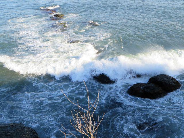 Waves breaking over the rocks along the Cliff Walk 5