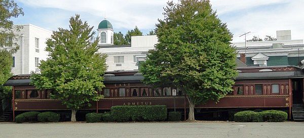 Rod's Steakhouse Rail Cars