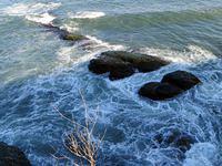 Waves breaking over the rocks along the Cliff Walk 2