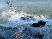 Waves breaking over the rocks along the Cliff Walk 4