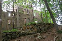 Approaching Goddard Mansion, Fort Williams Park